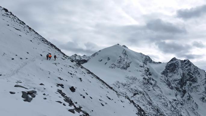 登顶雪山航拍