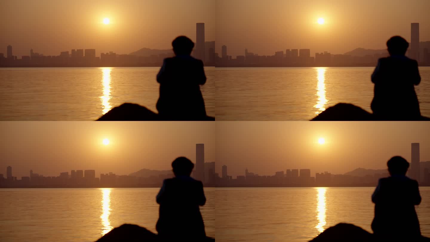 海边看夕阳的人物背影剪影