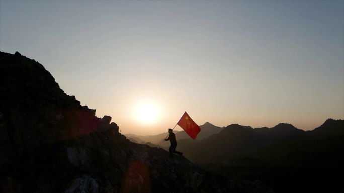 红旗迎风飘扬举起旗帜奔跑向阳而生爱国教育