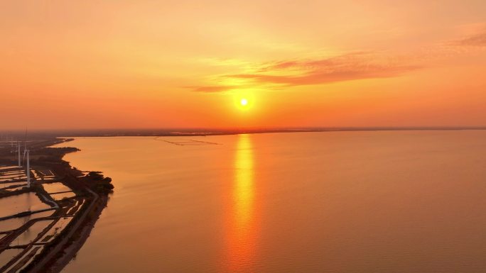 航拍高邮湖边风力发电夕阳晚霞堤岸鱼塘飞鸟