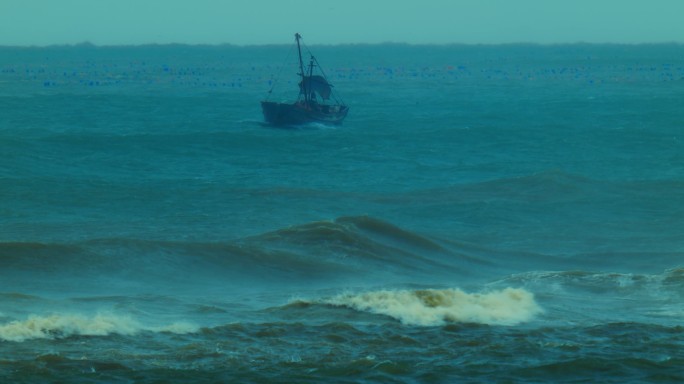 大海暴风雨 青岛台风天气 海浪拍打礁石