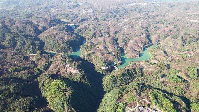 中国浙江省宁波，无人机飞越水库和大坝，从高角度欣赏美丽的绿水青山。4k实时画面。