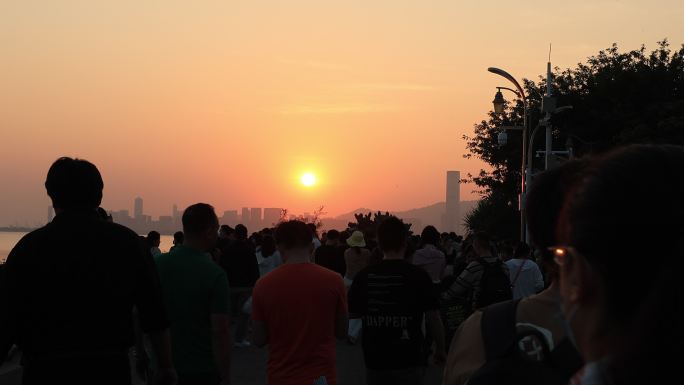 深圳湾公园夕阳和游客