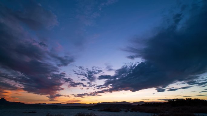 在辛普森泉附近的犹他州沙漠上拍摄的彩色日落
