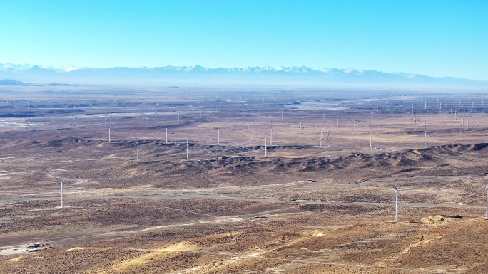 青藏高原荒漠上的风电场