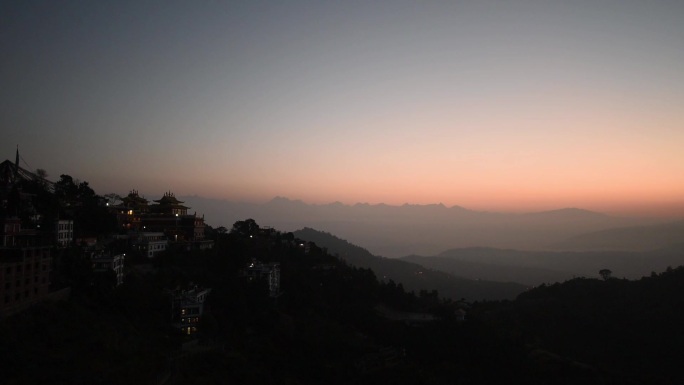 尼泊尔南摩布达创古寺清晨风景