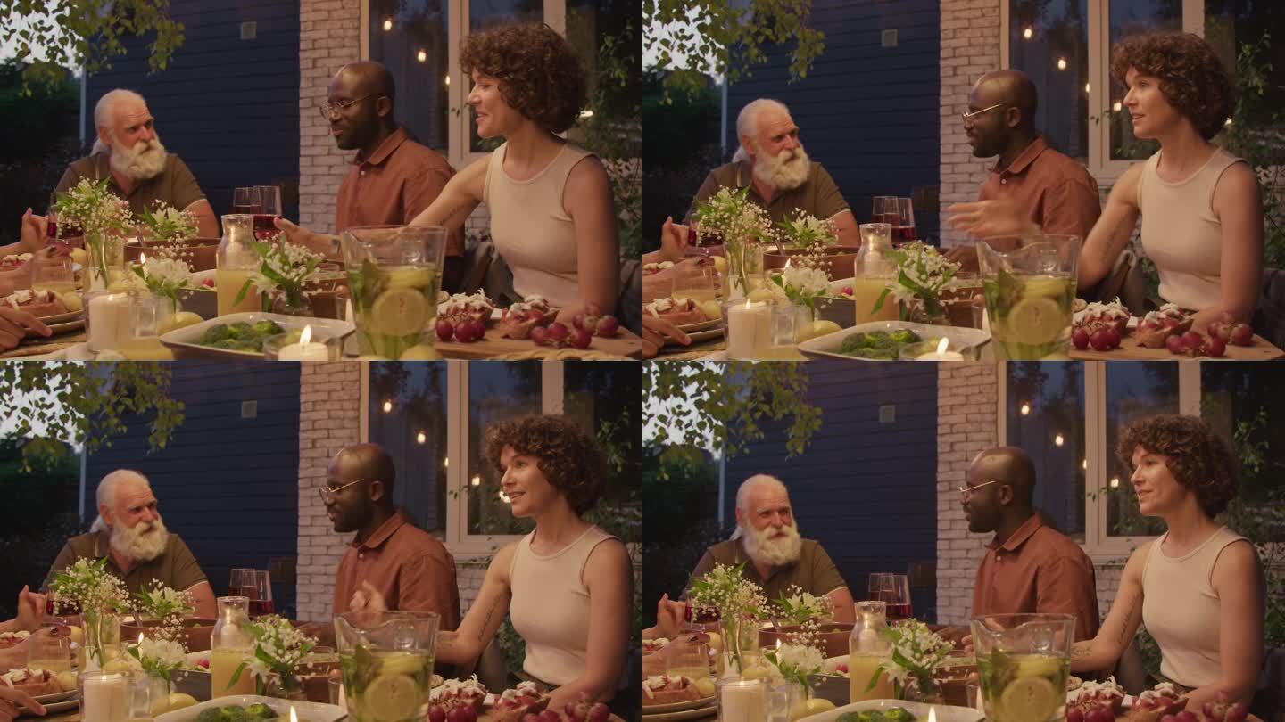 一家人晚上在户外吃饭