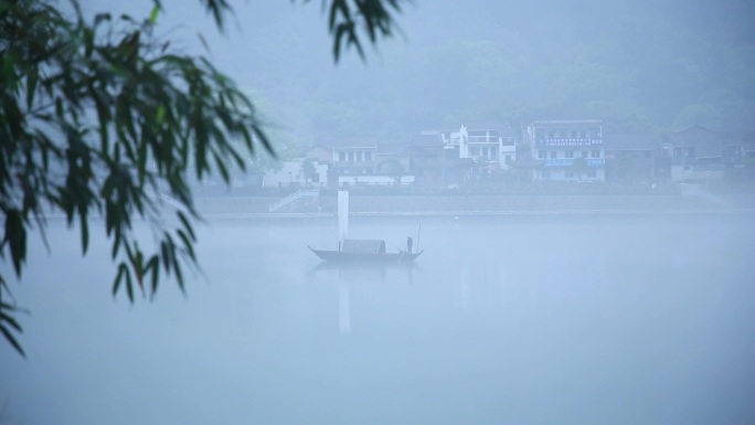 清晨瓯江上帆船云雾缥缈若隐若现