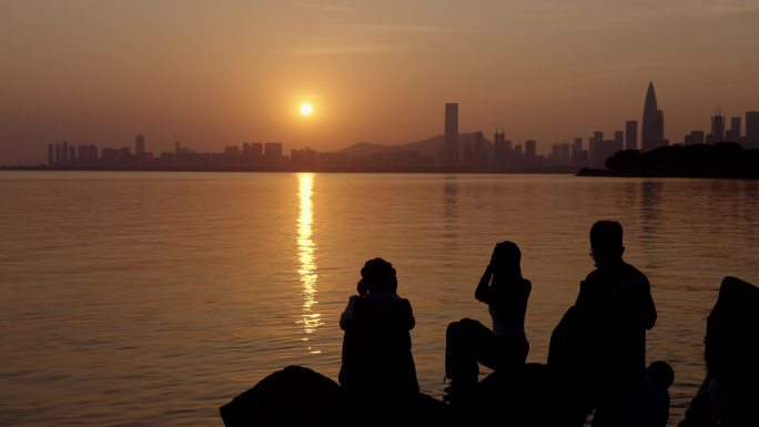 海边看夕阳的人物背影剪影