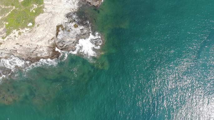 航拍海边礁石海浪海岛大海4K