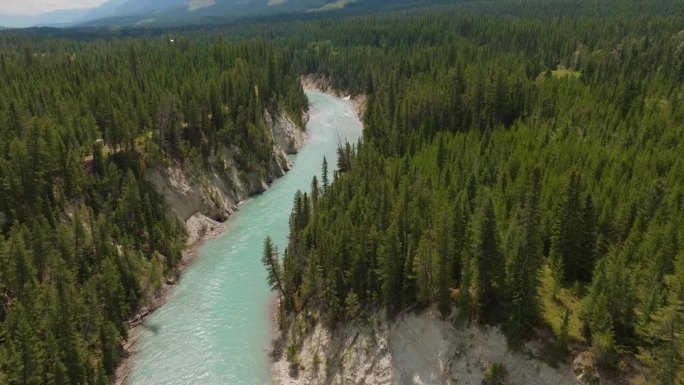 无人机拍摄的库特尼河在加拿大不列颠哥伦比亚省，平移到显示山脉和景观