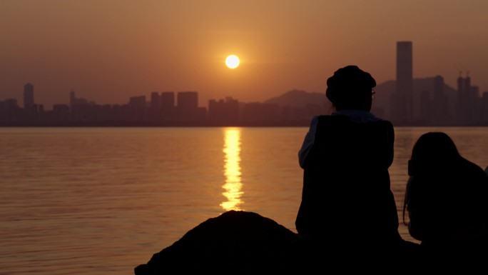 海边看夕阳的人物背影剪影