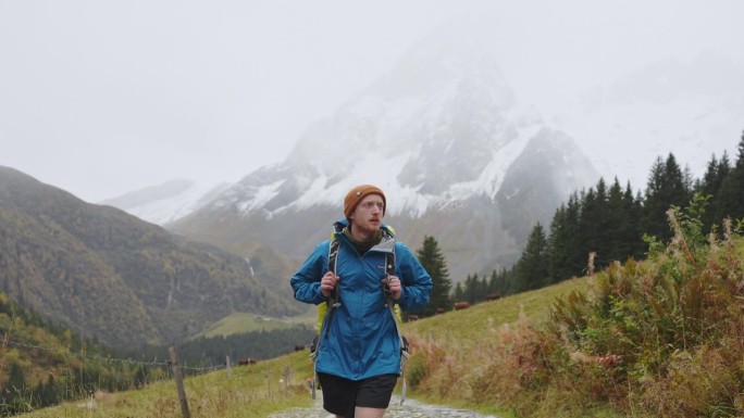 秋天在瑞士阿尔卑斯山徒步旅行的男子