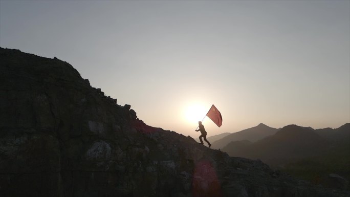男人男装红旗逆光奔跑红旗飘扬爱国教育山顶