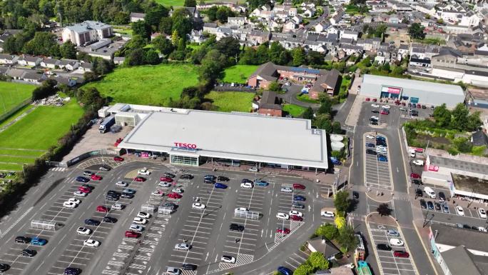 乐购超市在北爱尔兰安特里姆郡的航拍视频09-09-23