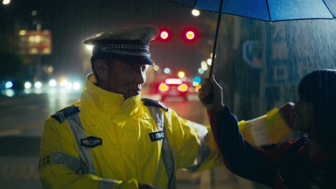 雨天为交警送伞雨夜打伞文明城市关爱公益