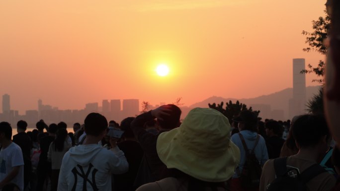 深圳湾公园夕阳和游客