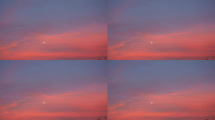 天际线月亮在粉红色的蓝色天空在黎明或黄昏。晚上或早晨美丽的天堂真正的时间。月色淡淡，晨光柔美。黑夜与