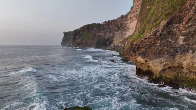 印尼巴厘岛情人断崖海滨自然风光航拍