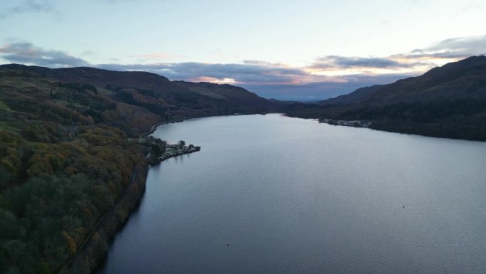 美丽的日出在湖赚取在苏格兰高地-航拍镜头