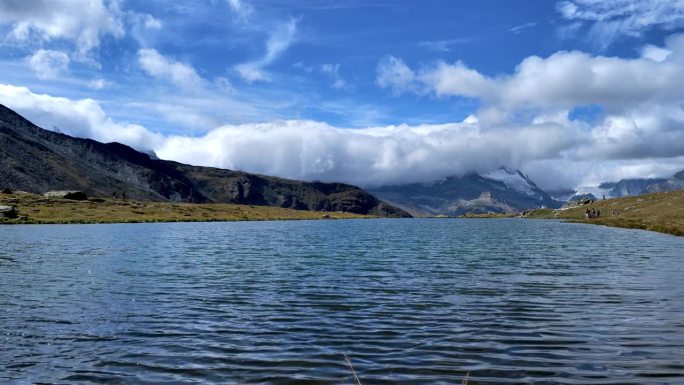 瑞士策马特河口海岸线云端