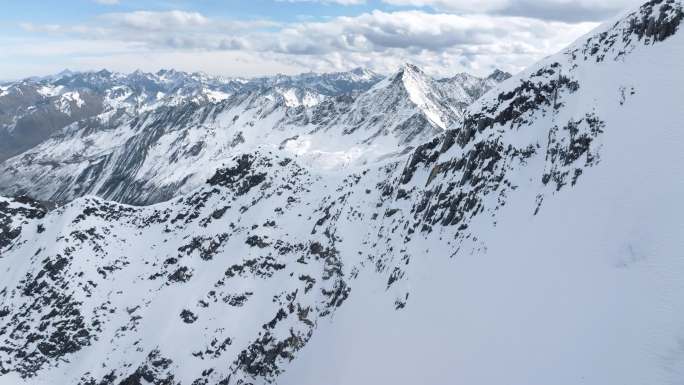 登顶雪山航拍