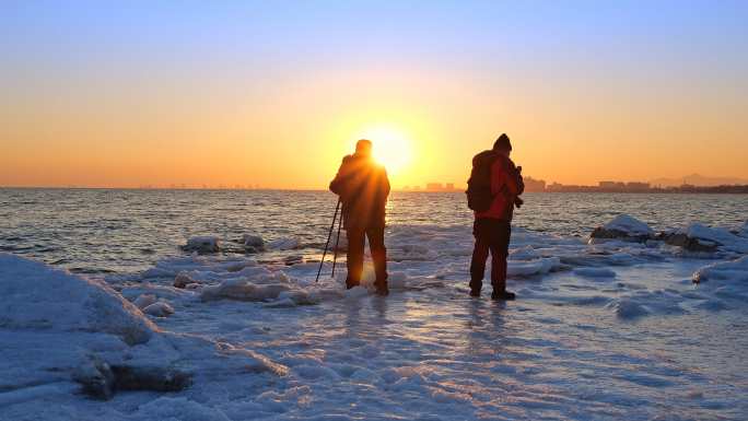 夕阳海滩冰雪摄影师剪影