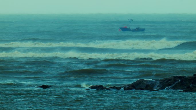 大海暴风雨 青岛台风天气 海浪拍打礁石