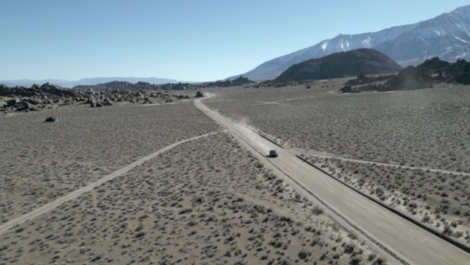 沙漠阿拉巴马山内华达山脉。加州。用无人机追黑色SUV