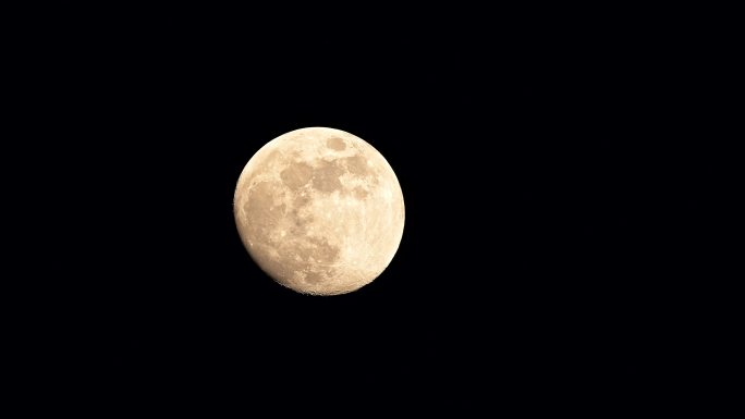 月亮特写  月亮在夜空中升起移动