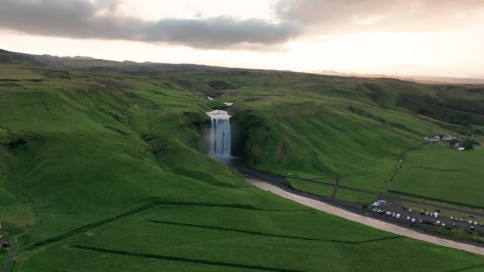 Skógafoss，冰岛南部-植物和流动瀑布的宁静景观-空中侧面