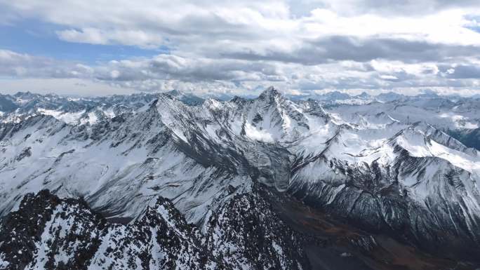 登顶雪山航拍