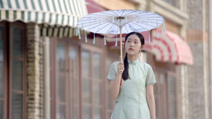 美女景区古镇行走打油纸伞欣赏风景拍摄写真