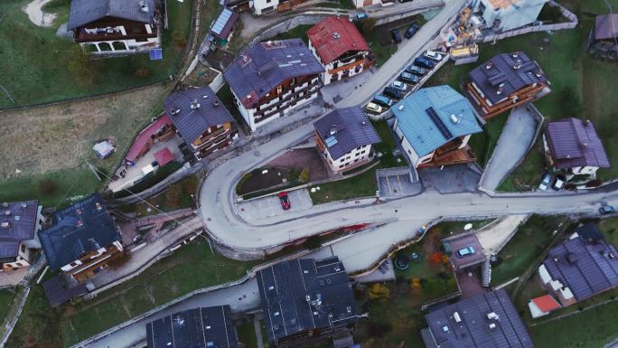空中无人机在意大利多洛米蒂小镇沿路房屋的正上方拍摄