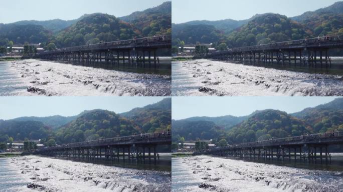 秋日的周末，日本京都的通津桥