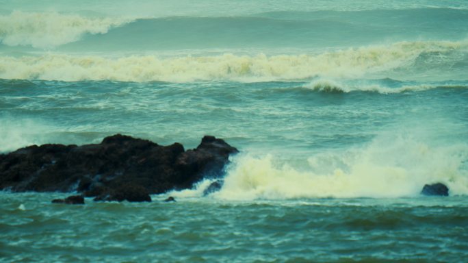 大海暴风雨 青岛台风天气 海浪拍打礁石