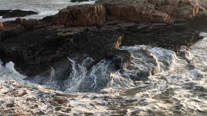 海浪拍打礁石