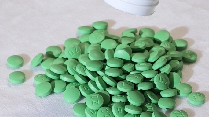 合集绿色药丸药片掉落旋转白色药瓶