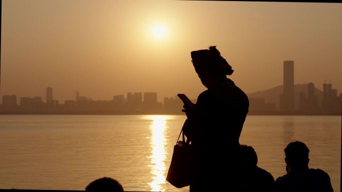 海边看夕阳的人物背影剪影