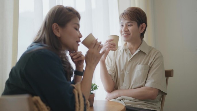 放松的女人和朋友聊天，一起在咖啡馆喝茶。