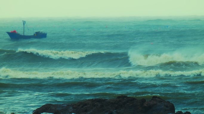 大海暴风雨 大海波涛汹涌 海浪拍打礁石