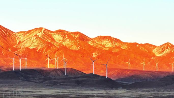 日落时分青藏高原荒漠上的风电场