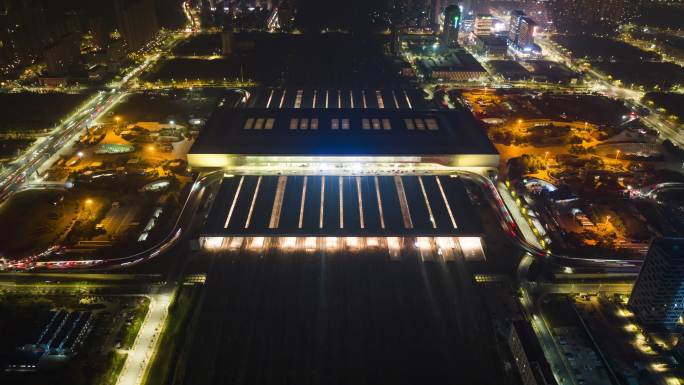 城市高铁站夜间忙碌的车流穿梭延时