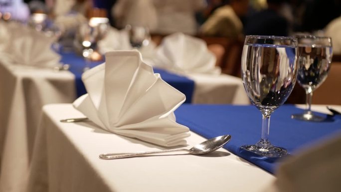 晚上，在宴会厅，带着精心准备的餐巾纸，欣赏优雅的宴会