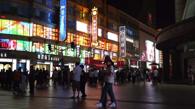 南京步行街夜景人流购物人山人海