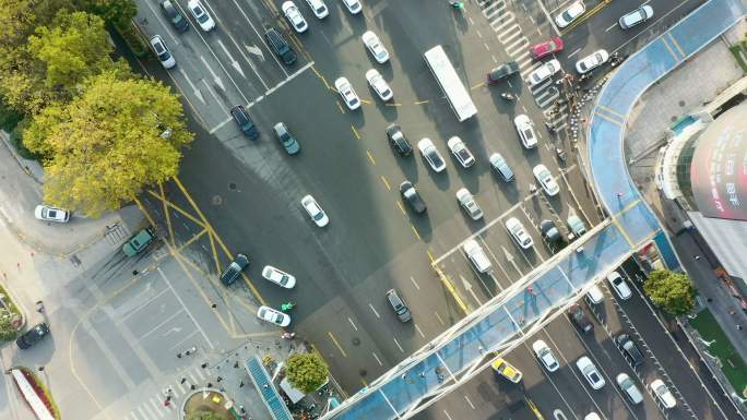 城市十字路口车流