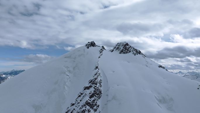 登顶雪山航拍