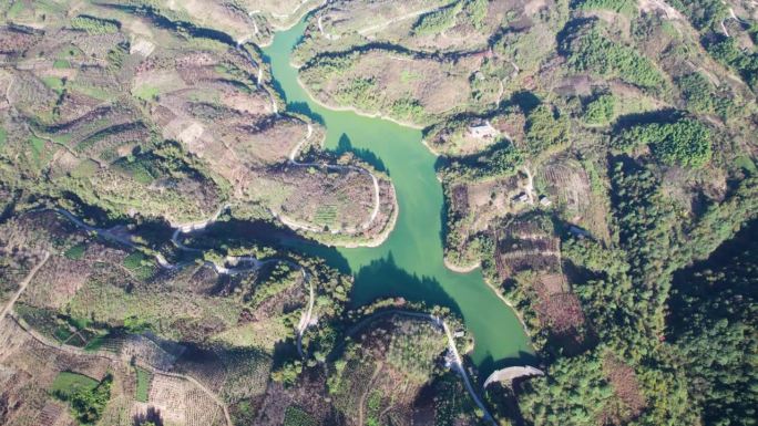 中国浙江省宁波，无人机飞越水库和大坝，从高角度欣赏美丽的绿水青山。4k实时画面。