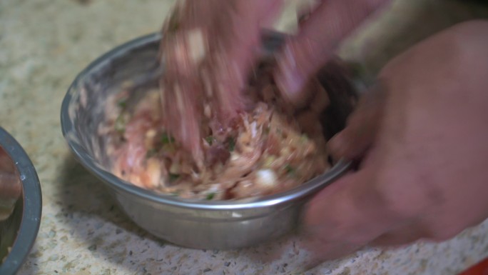 一位厨师在制作美味的肉馅，用于酿菜和饺子