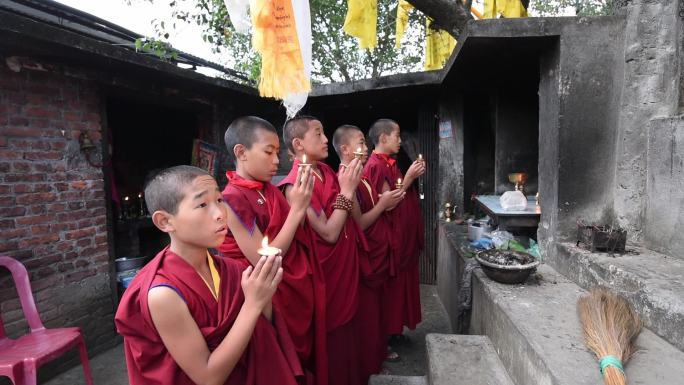 尼泊尔南摩布达创古寺喇嘛念经